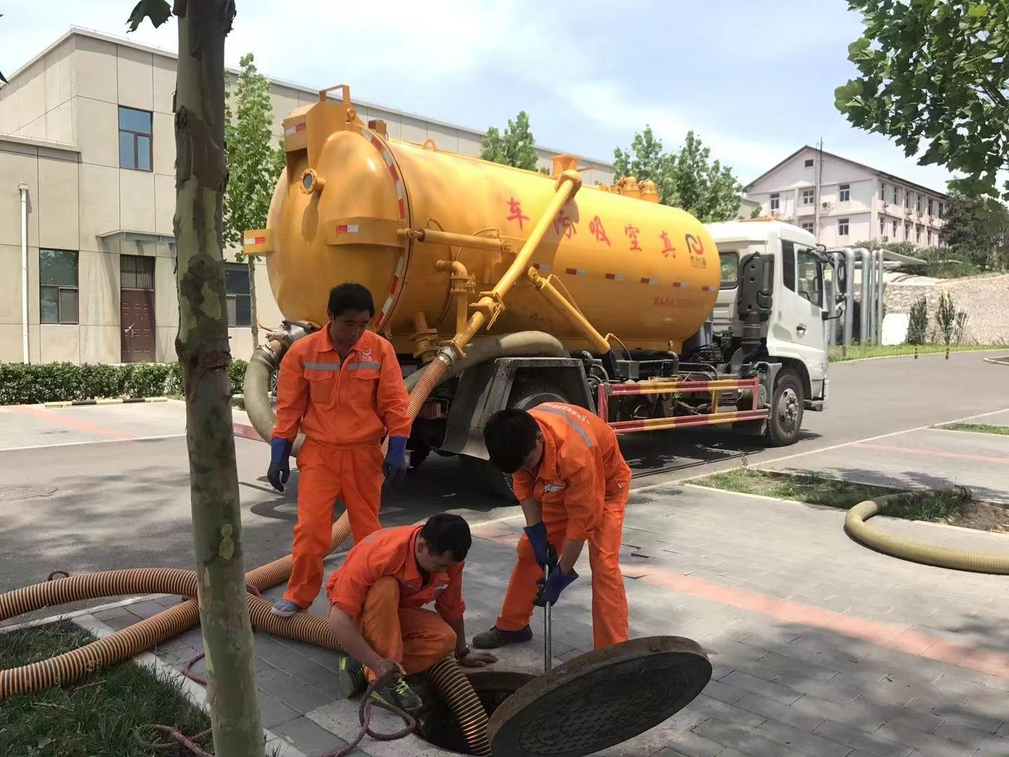 幸福路街道管道疏通车停在窨井附近