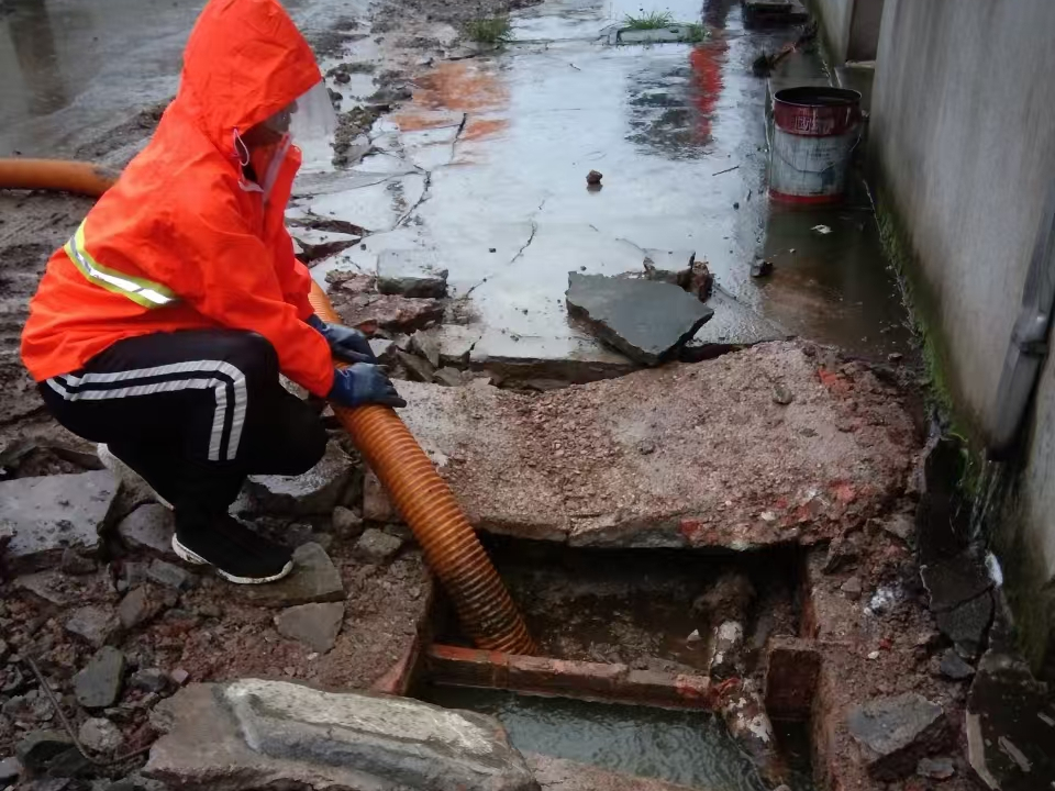 幸福路街道专业清理污水池 炜誉市政以规范流程守护城市 “肠道”