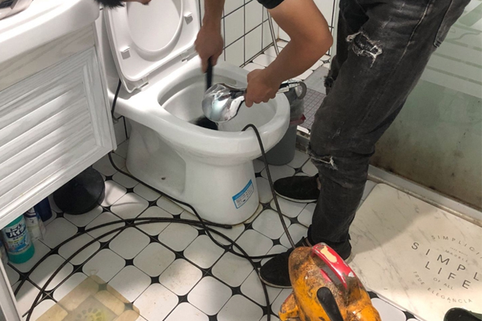 幸福路街道马桶堵塞自己疏通还是找师傅?专业上门服务让你省时更省心