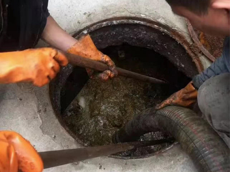 幸福路街道清理化粪池时如何避免沼气的危害?